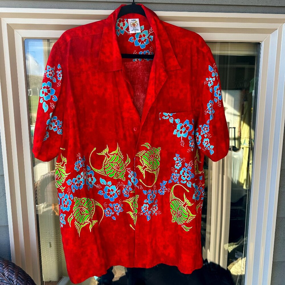 Striking tie-dye reds well made Hawaiian shirt